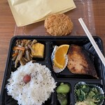 やじきた - 焼魚弁当＋メンチカツ