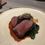 ラチュレ - 蝦夷鹿のステーキ　赤ワインと黒胡椒ソース
