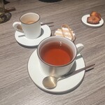 ラチュレ - デザートの後のカフェとマドレーヌ