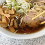 中華そば土屋商店 - 表面をラードが覆い熱々です