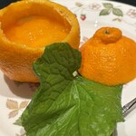 菅井 - 10番目の料理、デコポンのゼリー(ジュレに近い中にイチゴのコンポートとヨーグルトが入っている)