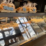 ブリアン - 1F  ベーカリー　スイーツパンやプリンも美味しそう♪