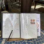 ブリアン - 入り口にあるレストランメニュー表