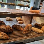 ブリアン - 1F  ベーカリー　ドライフルーツが入ったパンなどお昼なのにかなり少なくなっていました。店内ではまだまだパンを焼いていました。すごくいいにおいです。