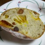 ブーランジェリー・ブルディガラ 新宿店 - マンゴーが入ったカンパーニュ