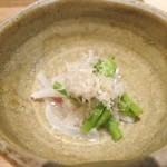 にい留 - お浸しは十六ささげ、蓮根、烏賊、茗荷に鰹節がのって。