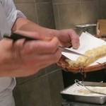 にい留 - 穴子をお箸でサクッとカット。