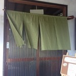 涼しげな暖簾が・・・