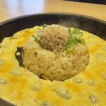 丸源ラーメン - テーブルに運ばれてから店員さんが溶き卵を回しかけて完成。ジューっと音を立てて美味しそうなビジュアル。