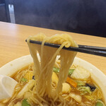 丸源ラーメン - 麺は細ストレート麺。肉そばと同じですかね。
とろみの付いたスープとの相性も良いです。