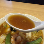 丸源ラーメン - スープは醤油ベース。とろみがあってオイスターソースのコクも感じられます。