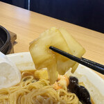 丸源ラーメン - 味が染みた白菜もたっぷりと入っております。