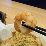 丸源ラーメン - 具材は大きめのエビ。プリプリ食感で美味しいですな。