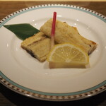 北新地 すし通 - 鰻白焼きはティファニーの器で提供される