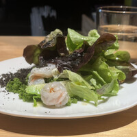 TOKi - ほうれん草のクスクス、黒オリーブのクスクスサラダ、えび