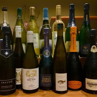 厳選のお酒を嗜む。料理に合うこだわりのラインナップ