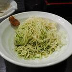 丿貫 - ニラと生七味の和え玉の麺とその下の油ダレ