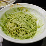 丿貫 - 麺再配分よく混ぜたニラと生七味の