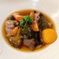 味とく家 - トマトの酸味が甘辛いすき焼きの味わいを引き締めてくれる