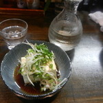 大納言本家 - お通し（冷奴）＆日本酒（ばくれん）