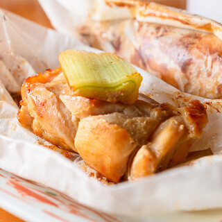 紙に包んで美味しさを閉じ込めた「ペーパーチキン」