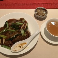 中国料理 古稀殿 - 牛肉のオイスターソース炒めかけご飯(搾菜はコース分)