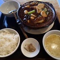 雪梅花 菜根譚 - 厚切り牛バラ醤油煮込み定食   ¥1,600(税込)