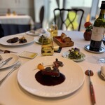 ナベノ-イズム - Le Filet de Boeuf 北海道産牛フィレ肉 人参のピュレと魚沼産大黒舞茸『真』ケシの実をまとった素揚げ ソースヴァン・ルージュミロワール『江戸前ハープ』のマイクロハープサラダを添えて