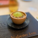 ナベノ-イズム - La Soupe de saison" 金沢川端蓮根と生ハムブイヨンのカプチーノ仕立て'なめことニョッキをひそませ、パセリのエキュームを浮かべて