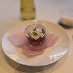 ナベノ-イズム - ler Dessert <Soupe aux fraises glacée et granitée > 島根県アグリみと『美都いちご』をスープグラッセとグラニテに、濃厚なココナッツのムースにのせ バジルのピストゥとテキーラのグラニテを忍ばせて、カクテル【マルガリータ』のイマージュ