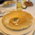 ナベノ-イズム - L‘Amadai シェフ渡辺の冬のスペシャリテ 山口県萩直送釣り甘鯛鱗付きで香ばしく焼き、 百合根と島根県産多田錦柚子の香る ナージュ・ソース