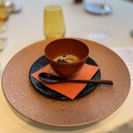 ナベノ-イズム - La Farine de sarrasin 両国江戸蕎麦ほそ川の蕎麦粉をソースエミュルッショネの技法で仕上げたそばがき 奥井海生堂蔵囲い2年物極上利尻昆布のジュレとのアンサンプル、キャビア（オシェトラ】、塩ウニ、ウォッカクリーム、おろしたて天城山葵をあしらって