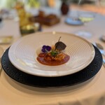 ナベノ-イズム - Le Homard Breton ブルターニュ産オマール海老のデクリネゾン パンスのエフィロシェを無に詰め、テールをフランス産発酵バターポワレにヴァニラと蒸のエキュームとジュ・ド・オマール・コラリーヌ