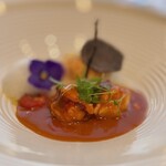 ナベノ-イズム - Le Homard Breton ブルターニュ産オマール海老のデクリネゾン パンスのエフィロシェを無に詰め、テールをフランス産発酵バターポワレにヴァニラと蒸のエキュームとジュ・ド・オマール・コラリーヌ