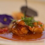 ナベノ-イズム - Le Homard Breton ブルターニュ産オマール海老のデクリネゾン パンスのエフィロシェを無に詰め、テールをフランス産発酵バターポワレにヴァニラと蒸のエキュームとジュ・ド・オマール・コラリーヌ