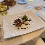 ナベノ-イズム - Les Huitre KANAWA 広島県かなわ水産蠣のコンフィとヴァージンオイスター 千住ねぎ市場直送江戸東京伝統野菜『千寿葱』のエチュベと青森県産『ふじ』のマリネ フランス産黒トリュフをエスコート（ヴィネグレット・オイル・ジュリエンヌ） 海藻のプール・サレ・レジェール