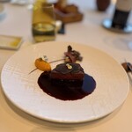 ナベノ-イズム - Le Filet de Boeuf 北海道産牛フィレ肉 人参のピュレと魚沼産大黒舞茸『真』ケシの実をまとった素揚げ ソースヴァン・ルージュミロワール『江戸前ハープ』のマイクロハープサラダを添えて