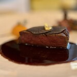 ナベノ-イズム - Le Filet de Boeuf 北海道産牛フィレ肉 人参のピュレと魚沼産大黒舞茸『真』ケシの実をまとった素揚げ ソースヴァン・ルージュミロワール『江戸前ハープ』のマイクロハープサラダを添えて