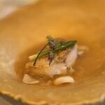 ナベノ-イズム - L‘Amadai シェフ渡辺の冬のスペシャリテ 山口県萩直送釣り甘鯛鱗付きで香ばしく焼き、 百合根と島根県産多田錦柚子の香る ナージュ・ソース