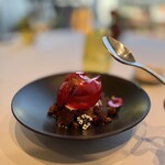 ナベノ-イズム - 2ème Dessert < Gateau Forêt-Noire évolué.> ガラス細工のようなチェリーにキルシュ香るグリオットのソルベと軽やかなショコラのエスプーマ、”濃厚なブラン・マンジェをひそませて進化させた『フォレ・ノワール』