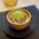 ナベノ-イズム - La Soupe de saison" 金沢川端蓮根と生ハムブイヨンのカプチーノ仕立て'なめことニョッキをひそませ、パセリのエキュームを浮かべて