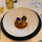 ナベノ-イズム - Le Homard Breton ブルターニュ産オマール海老のデクリネゾン パンスのエフィロシェを無に詰め、テールをフランス産発酵バターポワレにヴァニラと蒸のエキュームとジュ・ド・オマール・コラリーヌ