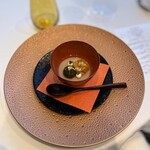 ナベノ-イズム - La Farine de sarrasin 両国江戸蕎麦ほそ川の蕎麦粉をソースエミュルッショネの技法で仕上げたそばがき 奥井海生堂蔵囲い2年物極上利尻昆布のジュレとのアンサンプル、キャビア（オシェトラ】、塩ウニ、ウォッカクリーム、おろしたて天城山葵をあしらって