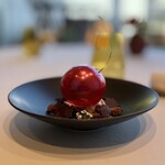 ナベノ-イズム - 2ème Dessert < Gateau Forêt-Noire évolué.> ガラス細工のようなチェリーにキルシュ香るグリオットのソルベと軽やかなショコラのエスプーマ、”濃厚なブラン・マンジェをひそませて進化させた『フォレ・ノワール』