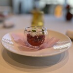 ナベノ-イズム - ler Dessert <Soupe aux fraises glacée et granitée > 島根県アグリみと『美都いちご』をスープグラッセとグラニテに、濃厚なココナッツのムースにのせ バジルのピストゥとテキーラのグラニテを忍ばせて、カクテル【マルガリータ』のイマージュ