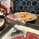 煮込みと鮮魚 酒場セカンド - ホワイトソースたっぷり絡ませて食べる