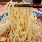 拉麺大公 - 【限定】背脂ちゃっちゃ醤油ラーメン、麺リフトアップ