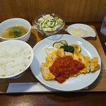 キッチン ブルー グローブ - 三元豚ロースピカタ　刻み野菜のトマトソース