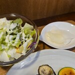 キッチン ブルー グローブ - サラダ、お新香のアップ