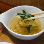 キッチン ブルー グローブ - 具沢山な白菜スープ